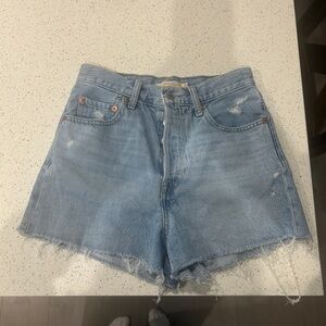 Vintage Levi’s Ribcage Shorts Size 27
